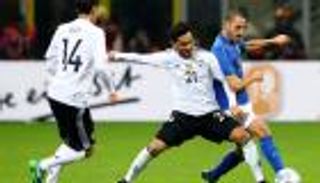 بوفون يعادل رقما قياسيا في تعادل إيطاليا وألمانيا