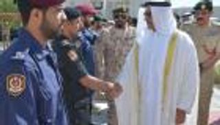 سيف بن زايد يتفقد أبطال الإمارات المشاركين في قوة" أمواج الخليج 12 "  