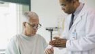 أعراض مرضية تستدعي زيارة الطبيب فورا.. لا تتباطأ