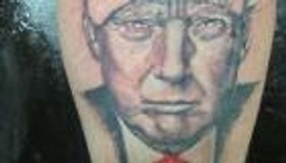 عامل بناء يرسم وشم لدونالد ترامب على ساقه