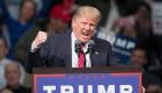 أصغر متظاهر ضد ترامب يثير الإعجاب بهذه الصورة