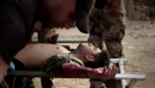 مسعفون أجانب يعالجون مصابي الموصل