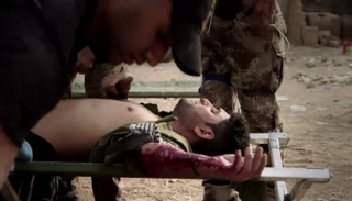 مسعفون أجانب يعالجون المدنيين في الموصل