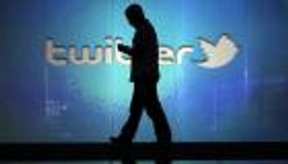 "تويتر" يوقف حسابات أمريكيين طالبوا بطرد السود
