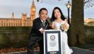 بالصور.. أقصر زوجين بالعالم يصلان لندن احتفالا بـ"يوم جينيس"