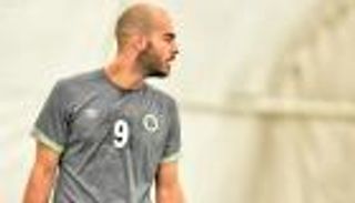 شاهد.. لاعب الشباب الإماراتي يبتلع لسانة خلال لقاء دبا