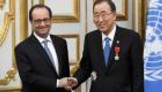 هولاند يمنح بان كي مون وسام جوقة الشرف الفرنسي