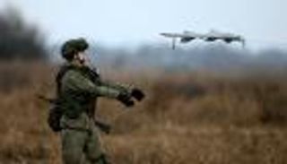 فرنسا تدرب النسور على إسقاط "طائرات بدون طيار"