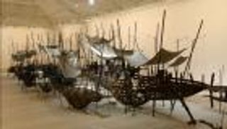 أجمل وأغرب 10 أعمال في "فن أبوظبي".. بينها قطيع الماشية و100 يد سوداء