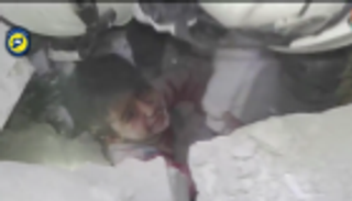 إنقاذ طفل سوري من تحت الأنقاض