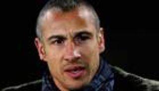 لارسون يقود فريق سويدي للهبوط.. والجماهير تهاجمه