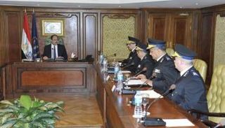 اجتماع وزير الداخلية مع القيادات الأمنية