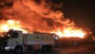 الإطفاء السعودي يحاصر حريقا بمستودع في مكة المكرمة