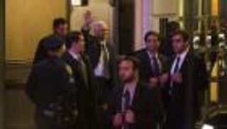 بالصور.. نائب ترامب يرد على مسرحية تسخر منه