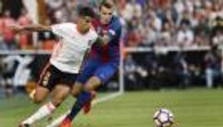 سان جيرمان ينافس برشلونة على ضم مدافع فالنسيا