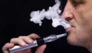 إنفوجراف.. أبرز أضرار السجائر الإلكترونية