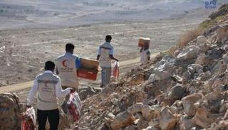 الهلال الأحمر يوزع مساعدات باليمن