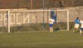 بالفيديو.. لاعب يهدر أغرب هدف من قلب مرمى الخصم