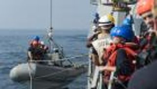 بالصور.. البحرية الأمريكية تنقذ 3 بحارة إيرانيين في الخليج