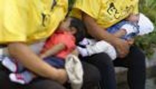 الرضاعة الطبيعية تسكن آلام الطفل أثناء التطعيم