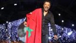 بالفيديو .. الشاب خالد في أول ظهور بالزي الخليجي