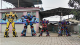 على غرار فيلم "المتحولون".. صيني يصنع روبوتات من بقايا السيارات