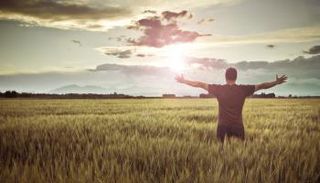 الشعور بالرضا حافز يجعلك إنسانا إيجابيا 