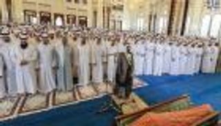 بالصور.. محمد بن راشد يؤدي صلاة الجنازة على جثمان خميس المزينة