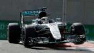 هاميلتون يتفوق في جولة التجارب الحرة الأولى في أبوظبي