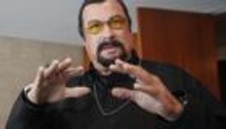 بوتين يمنح ستيفن سيجال جواز سفر روسيا