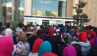 زحام أمام أحد المولات في مصر