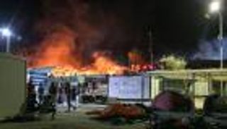 قتيلان ومصابان بعد اندلاع حريق في مخيم مهاجرين باليونان