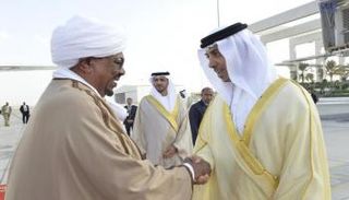 الشيخ منصور بن زايد خلال استقباله البشير