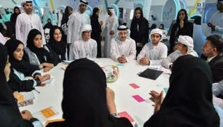 الشيخ عبدالله بن زايد أثناء زيارة المعرض