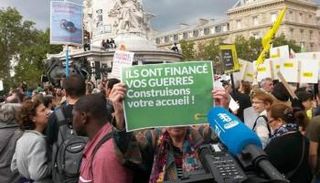 المظاهرات تطالب بالترحيب باللاجئين