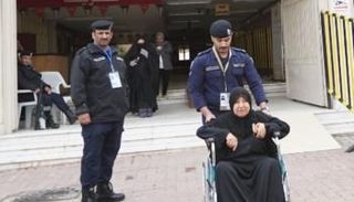 مسنة على كرسي متحرك بعد التصويت