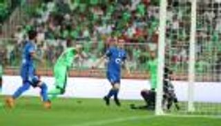 الهلال يُسقط الأهلي وينفرد بصدارة الدوري السعودي