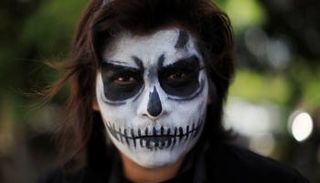 مشاركة في مظاهرة لمناهضة العنف ضد المرأة