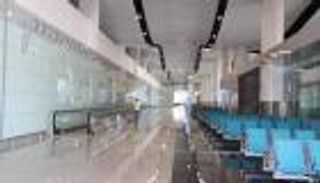 بالفيديو.. الأمطار تهدد سقف مطار الرياض الدولي