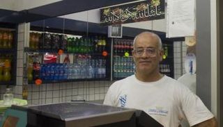 سيد جمعة داخل مطعمه في روما