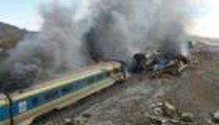توابع كارثة تصادم قطارين بإيران.. تحقيق قضائي واستقالة نائب وزير