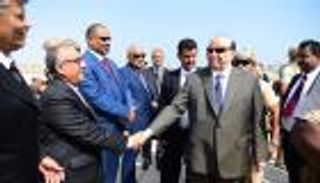 هادي يتعهد: أزمة السيولة تنتهي قريبا