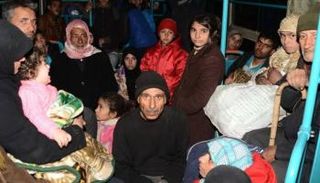 الآلاف يفرون من القتال في حلب