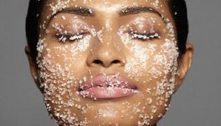 ضعي السكر على بشرتك ولا تأكليه