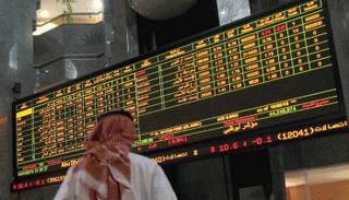 مستثمر  يراقب شاشة سوق أبوظبي