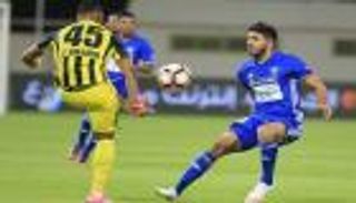 ثنائي النصر الإماراتي يتبادلان الهدايا على حساب كلباء