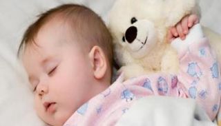 انتبهي لطريقة نوم طفلك