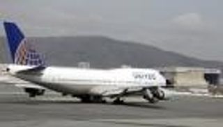 طائرة ركاب أمريكية اشتعل أحد محركاتها تهبط بسلام 