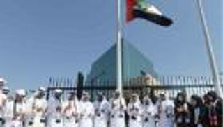 إنفوجراف.. دقيقة الصمت في يوم الشهيد بالإمارات