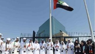 مواطنون يدعون للشهداء خلال دقيقة الصمت